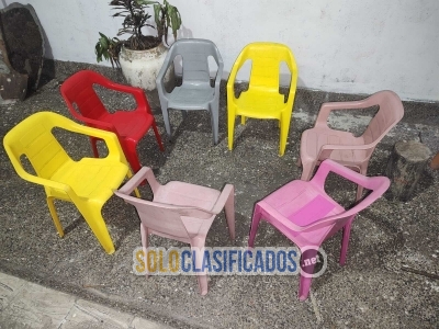 Vendo juego de 7 sillas para guardería (de colores) en buen estad... 